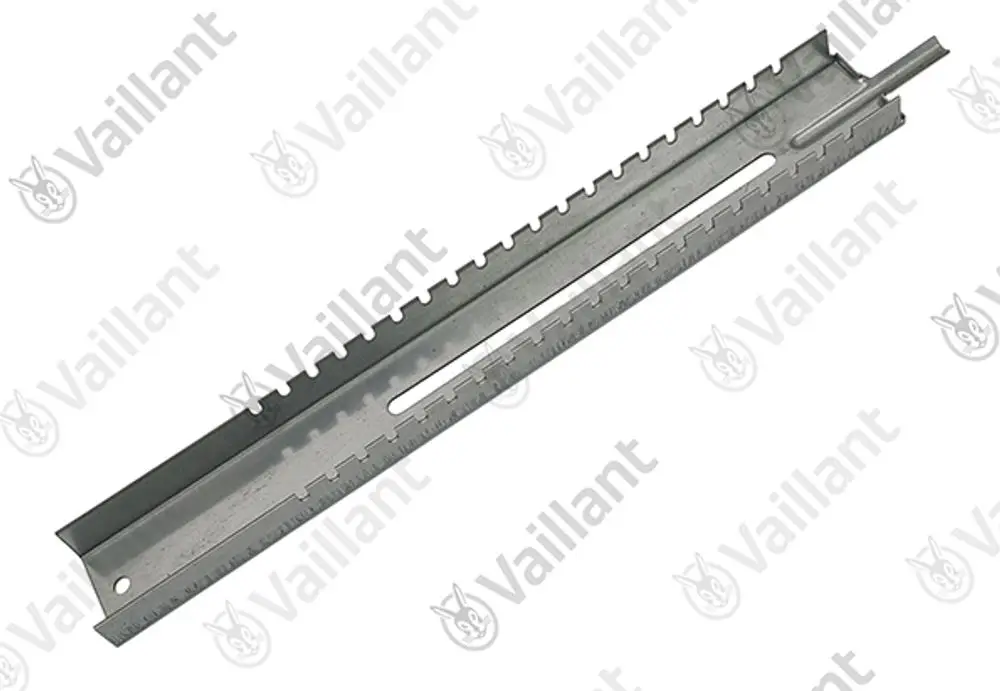 Vaillant-Konsole aus Metall mit einer durchgehenden Nut und mehreren Einstanzungen zur Befestigung. Geeignet für den Anschluss an Rohre.
